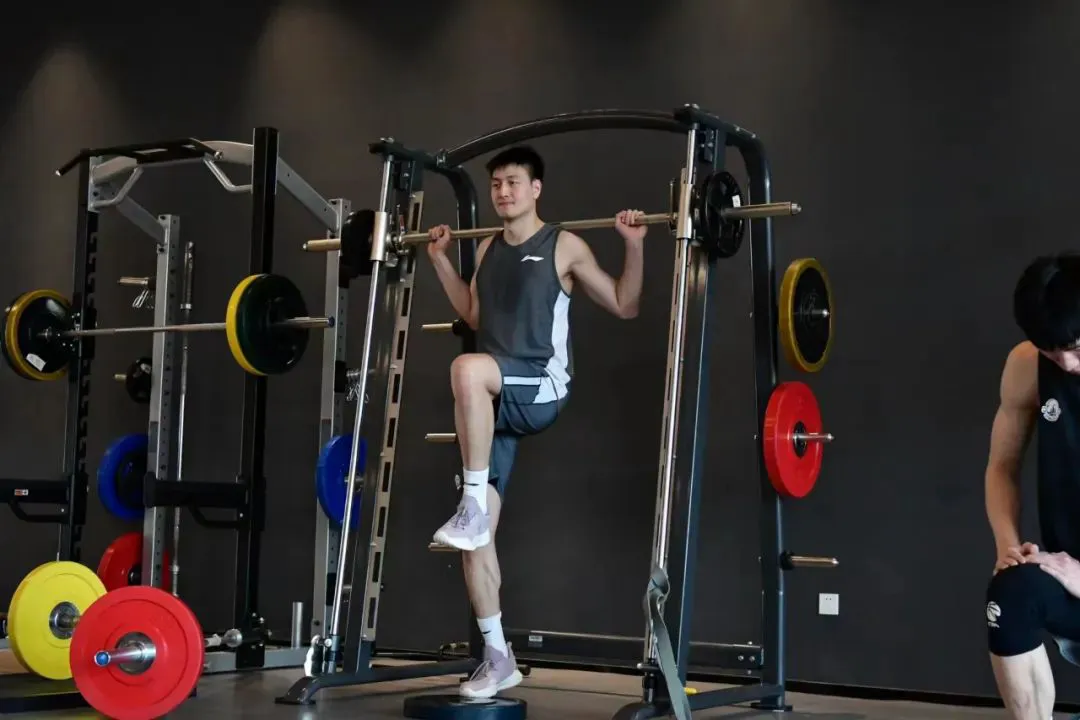 刻苦训练篮球时如何避免受伤的建议_0